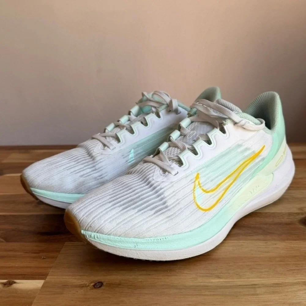 Nike Air Winflo 9 in White Barely Green